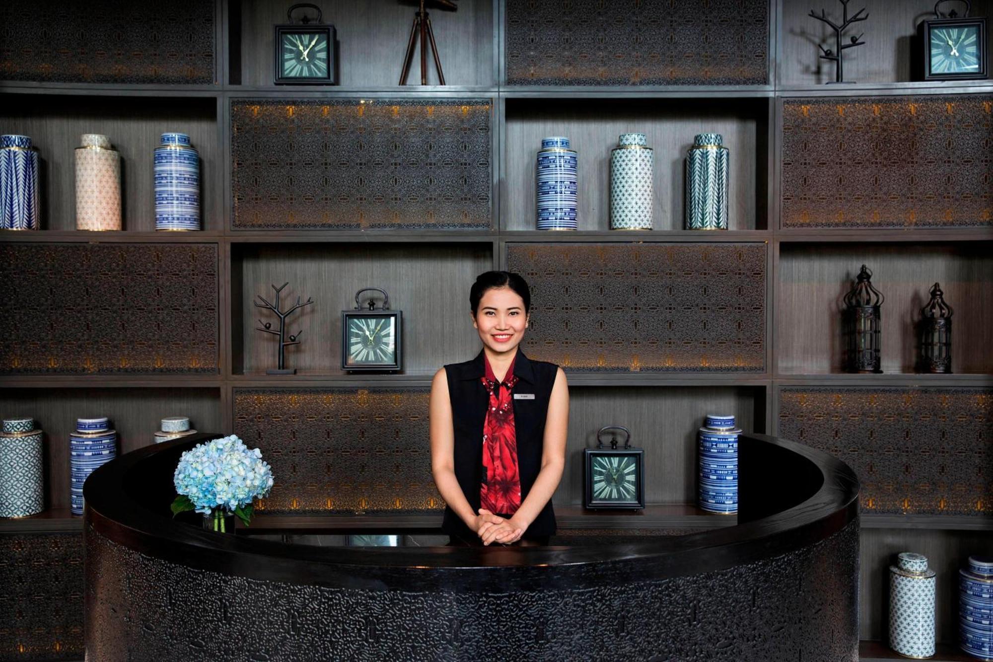 Bangkok Marriott Hotel Sukhumvit Exterior foto A hotel receptionist in China