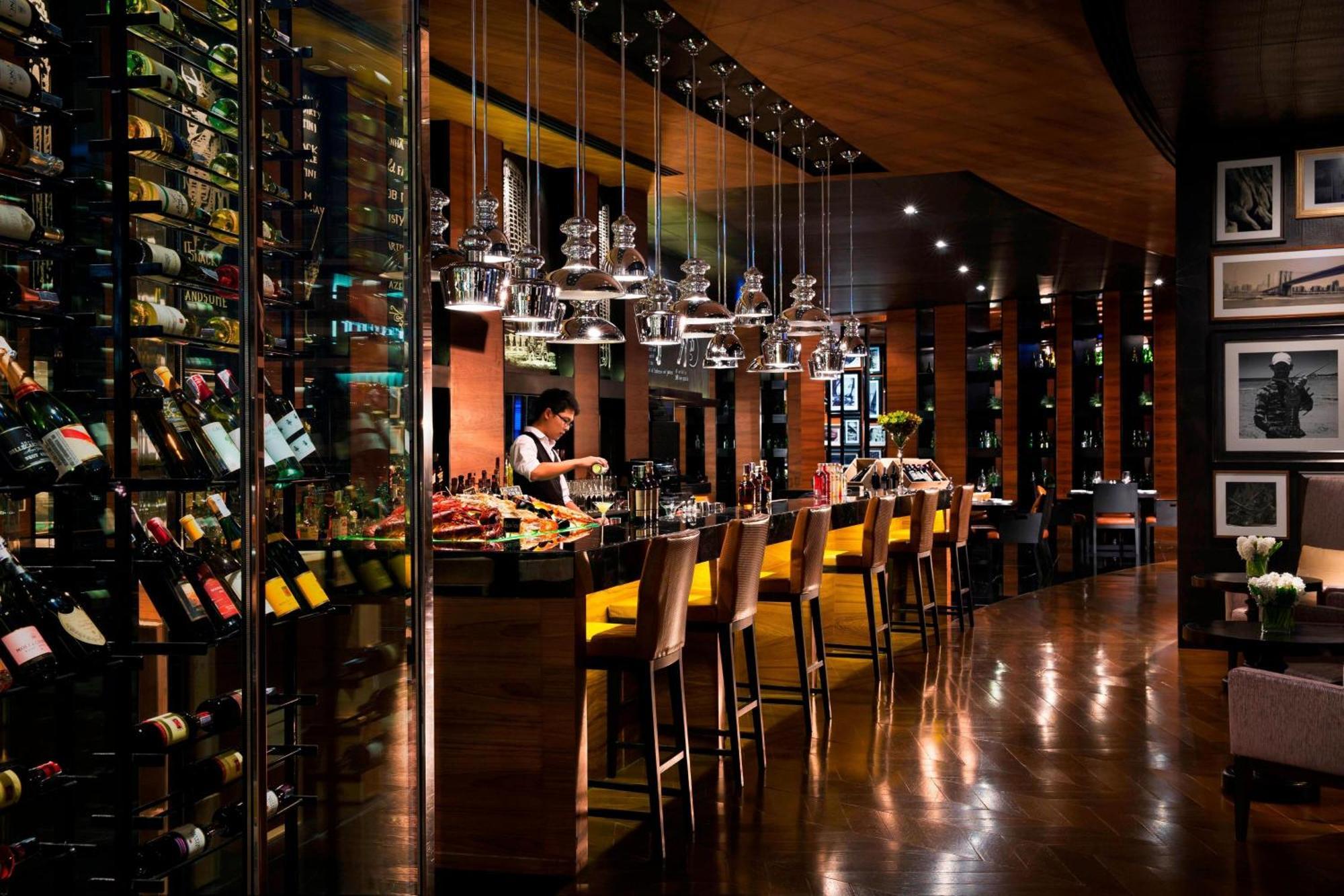 Bangkok Marriott Hotel Sukhumvit Exterior foto The bar at the restaurant