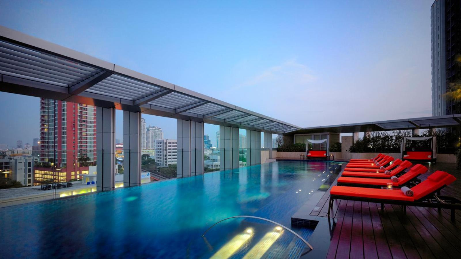 Bangkok Marriott Hotel Sukhumvit Exterior foto The rooftop pool at the hotel